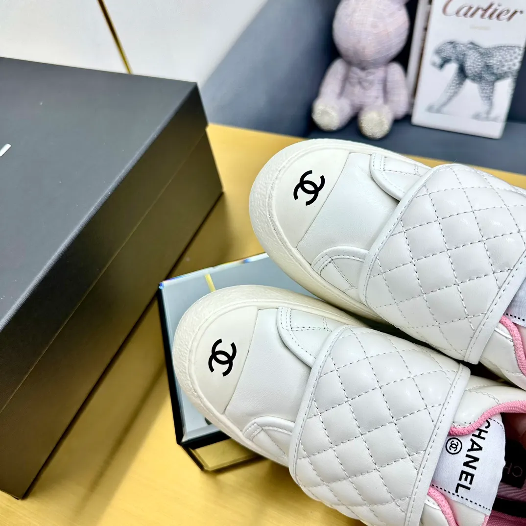 👟👟Ex-factory price 600👟👟 Chanel bread shoes ~ original calfskin panda shoes Chanel 25C latest hot style panda black and white sports shoes casual sneakers Xiaoxiang hot item classic black and white panda color coco girls must pay Fabric: original custom mixed sheepskin lining: original imported breathable mesh lining outsole: Original molded rubber + TPU combination Size: Women's 35-40